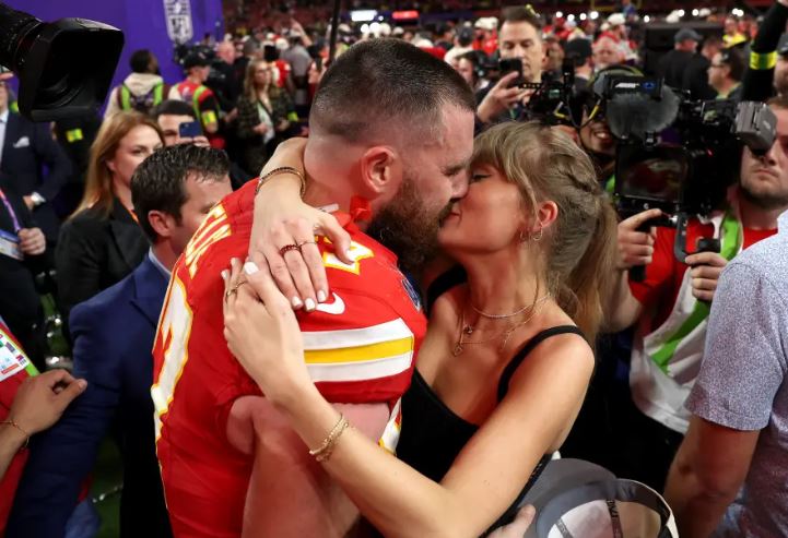 ¡Ganaron los Chiefs! Taylor Swift y Travis Kelce lo celebran con un dulce beso